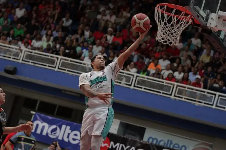 Jugador de Toros del Valle realiza una bandeja en el partido de semifinales DPB 2024 contra Caribbean Storm