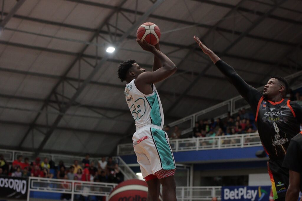 Jugador de Toros del Valle lanza al aro en las semifinales DPB 2024 contra Caribbean Storm