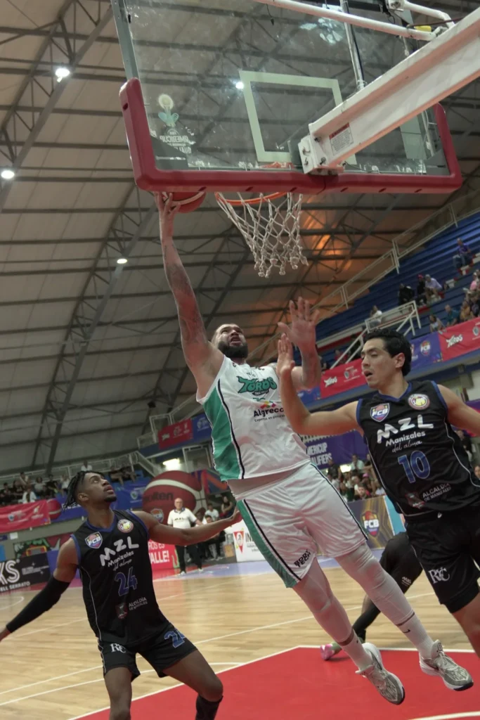 André Dikembe anota con firmeza cerca del aro ante la defensa de Sabios