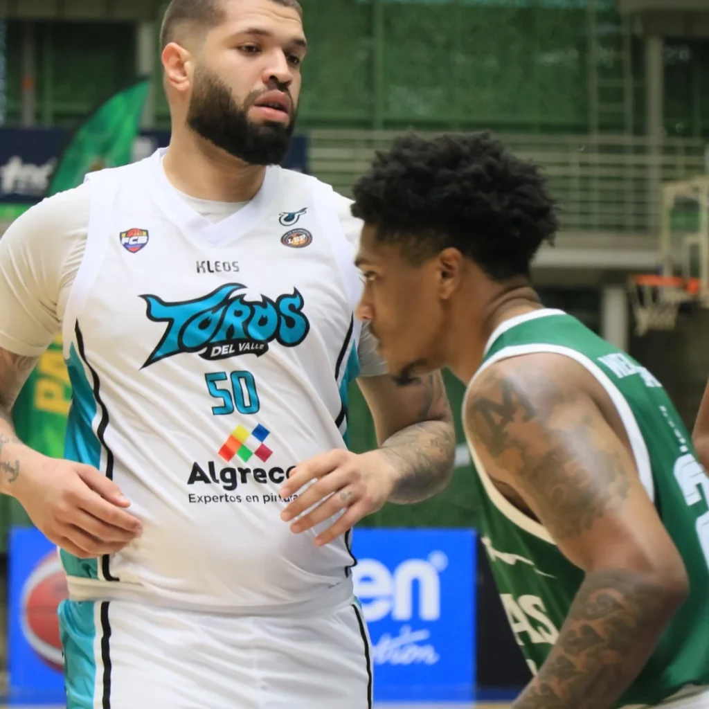 André Dikembe de Toros del Valle en jugada durante el partido frente a Paisas