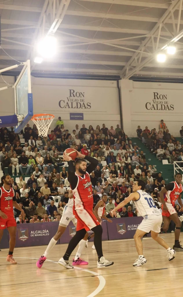 André Dikembe de Toros del Valle asegura un rebote defensivo ante Sabios en Manizales