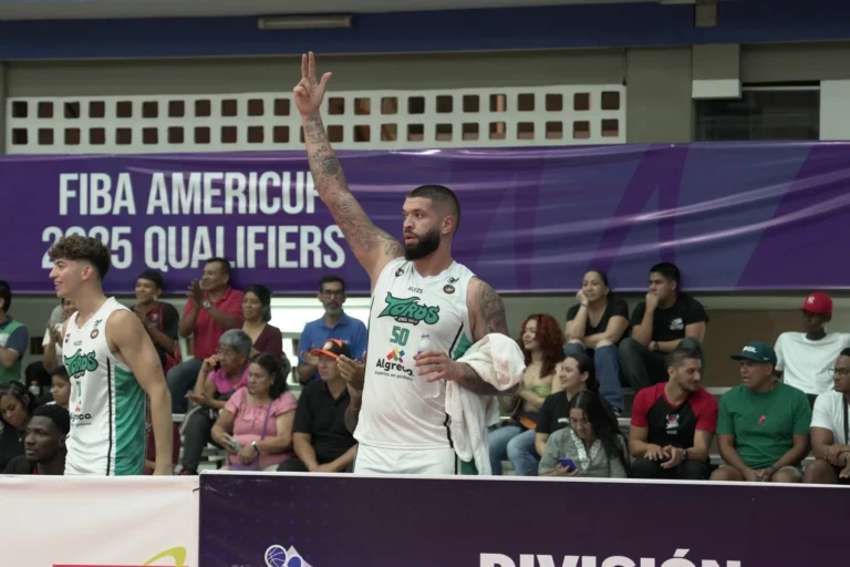 Michael Martínez y André Dikembe celebran un triple del equipo