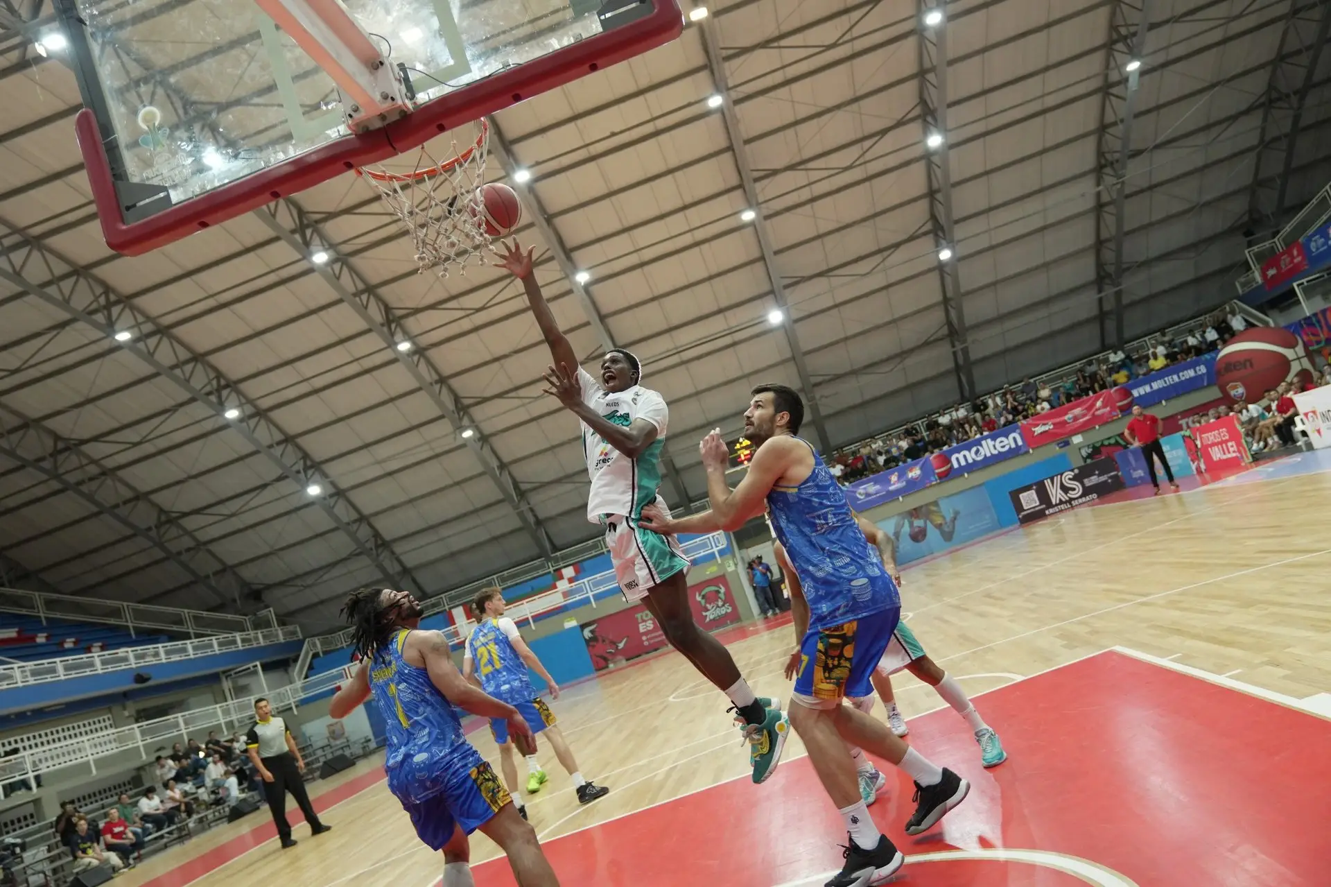 Cristian Solís entrando a canasta en Toros vs Cimarrones