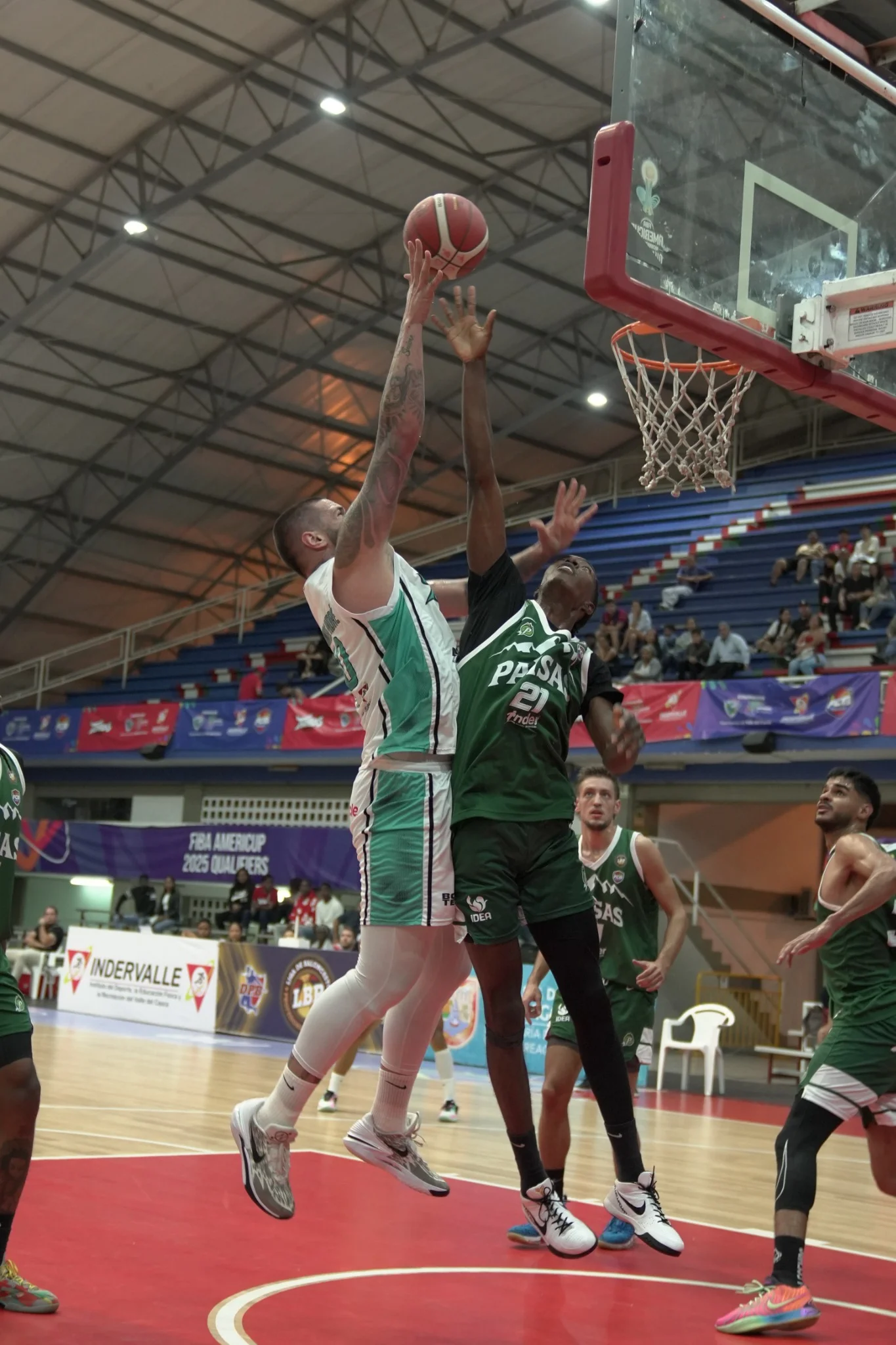 Dikembe André se impone en la zona pintada ante la defensa de Paisas