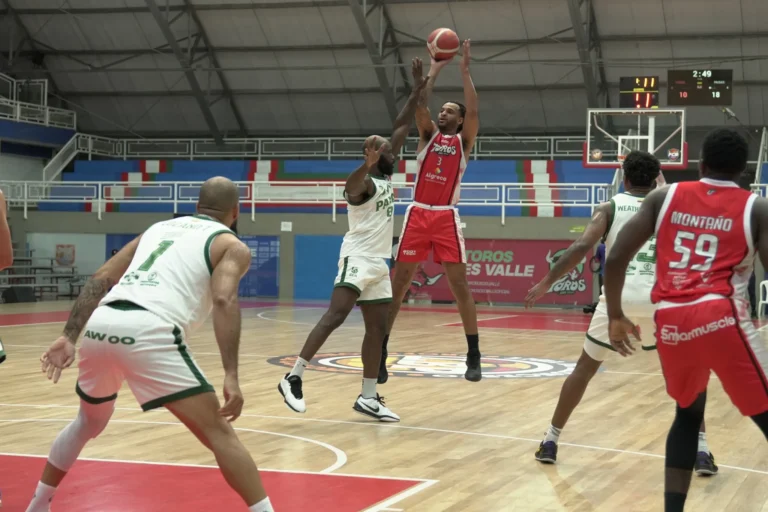 Eden Ewing lanza un triple frente a la defensa de Paisas en el Evangelista Mora