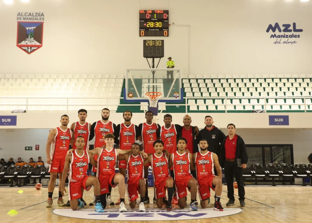 Jugadores y cuerpo técnico de Toros del Valle posan antes del partido contra Sabios