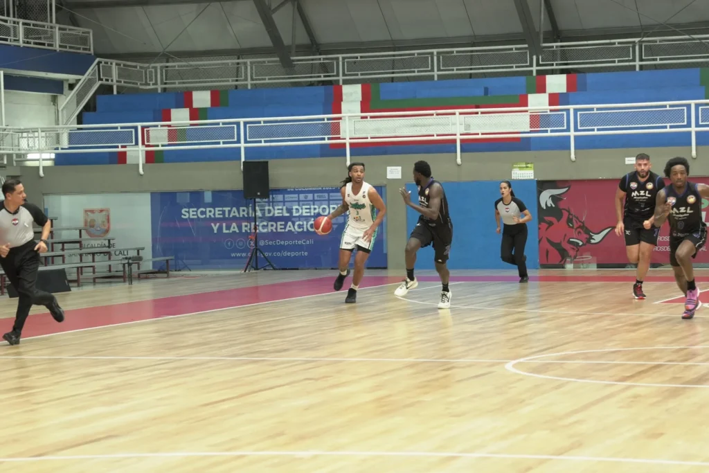 Eden Ewing lidera un rápido contraataque en el partido contra Sabios