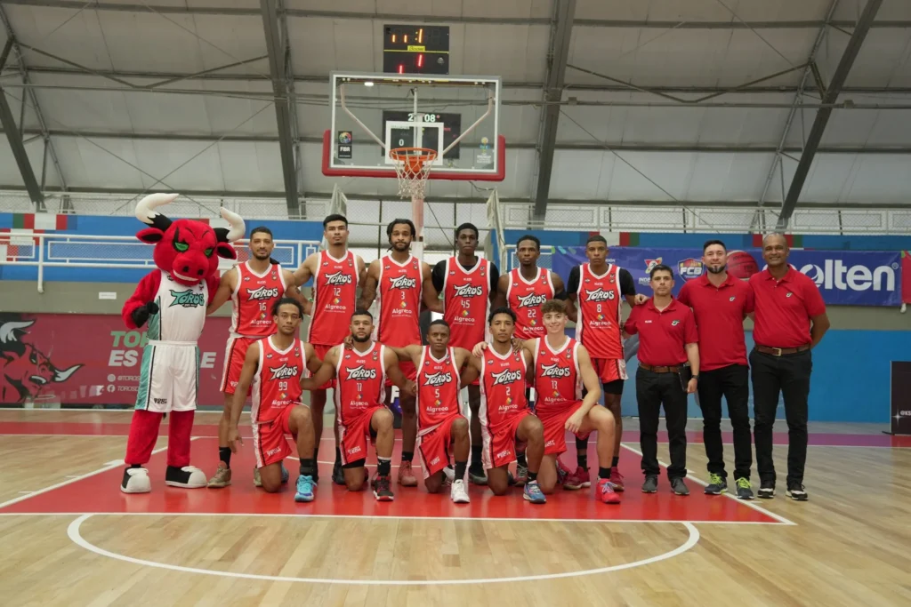Toros del Valle se impone con autoridad ante Cimarrones y alcanza la cima del Grupo B en la Liga De Baloncesto Profesional 2025-1 13 Jugadores de Toros del Valle posando juntos antes del partido