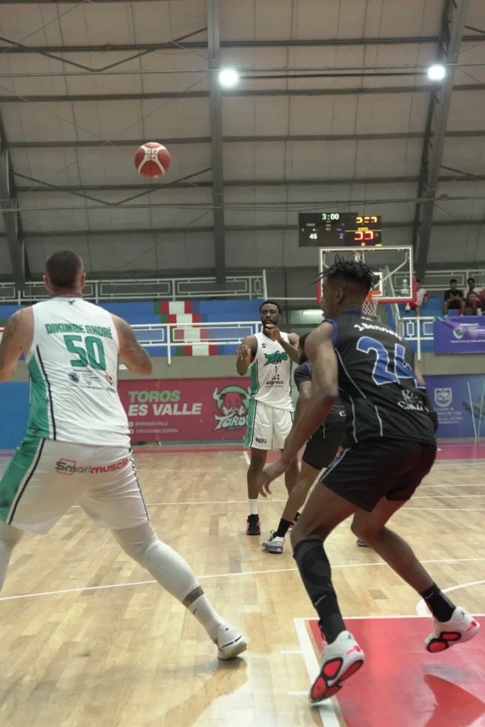 Carlton Guyton asiste a André Dikembe durante una jugada clave ante Sabios