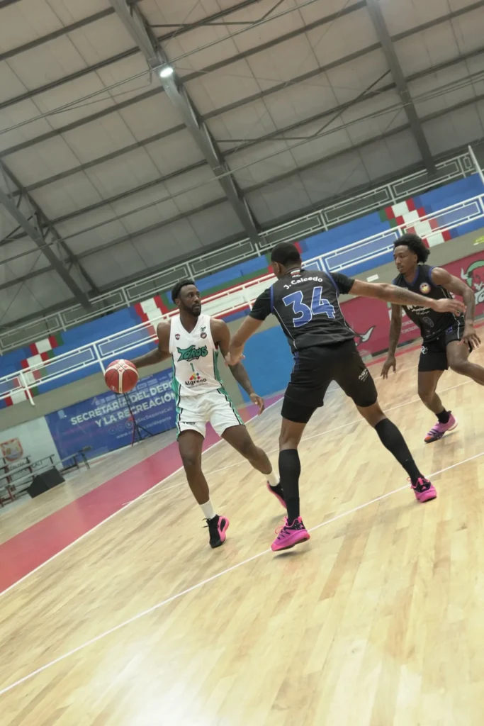 Carlton Guyton observa el juego y organiza la ofensiva de Toros del Valle