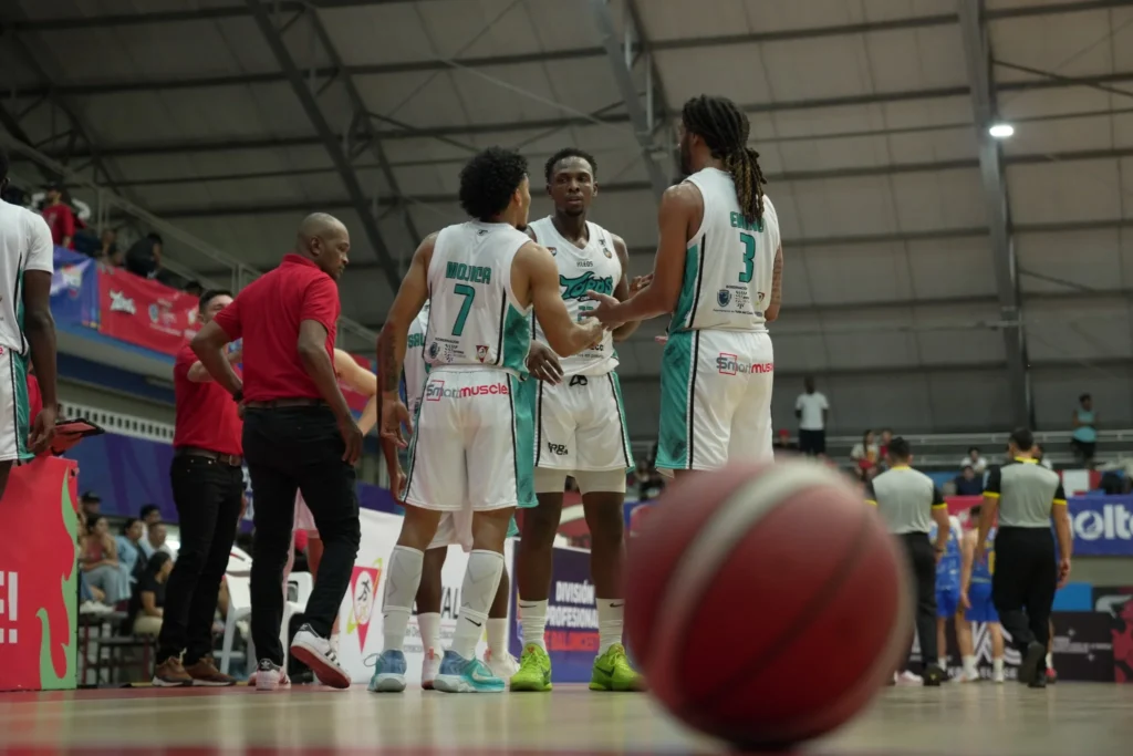 Los Toros viajeros a la capital antioqueña 12 Jugadores del equipo Toros del Valle conversando durante un partido de baloncesto