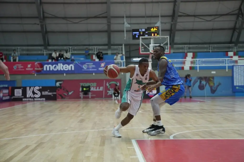 Toros del Valle cae ante Cimarrones en el debut de la liga profesional en un final de infarto 14 Leo Salazar con el balón penetra buscando un pase
