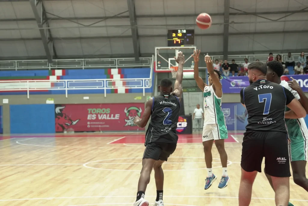 Marlon Salazar convierte un triple ante la marca rival