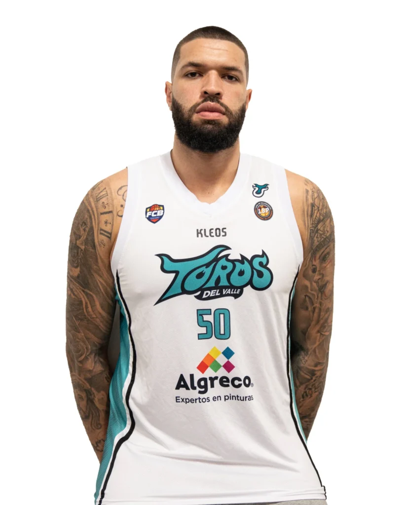 André Dikembe con uniforme blanco de Toros del Valle, retrato oficial