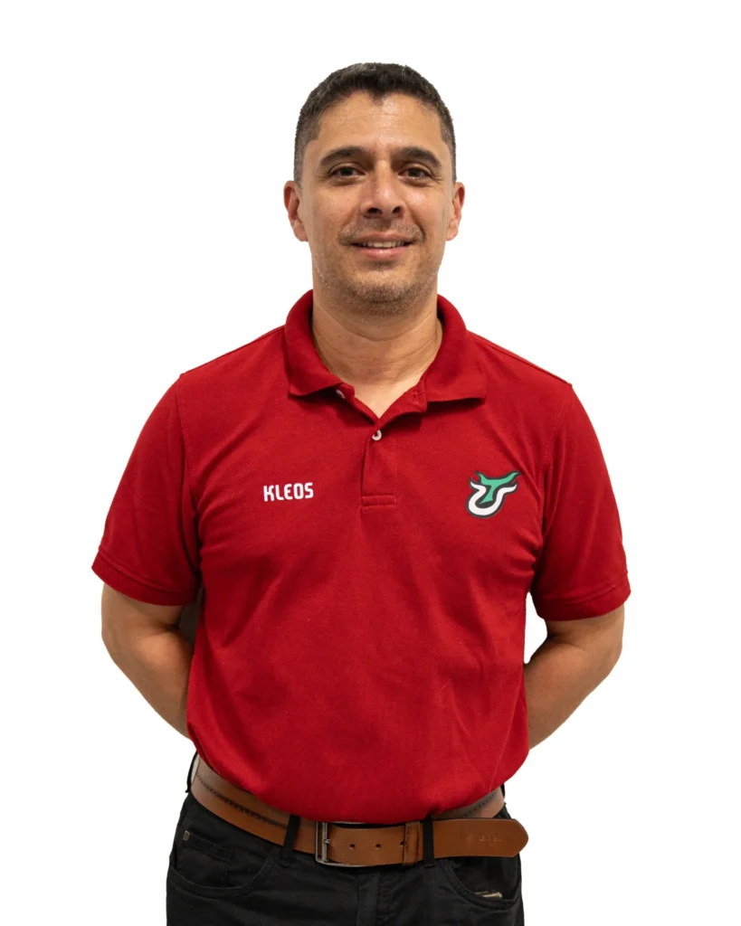Andrés Franco con polo rojo de Toros del Valle, retrato oficial