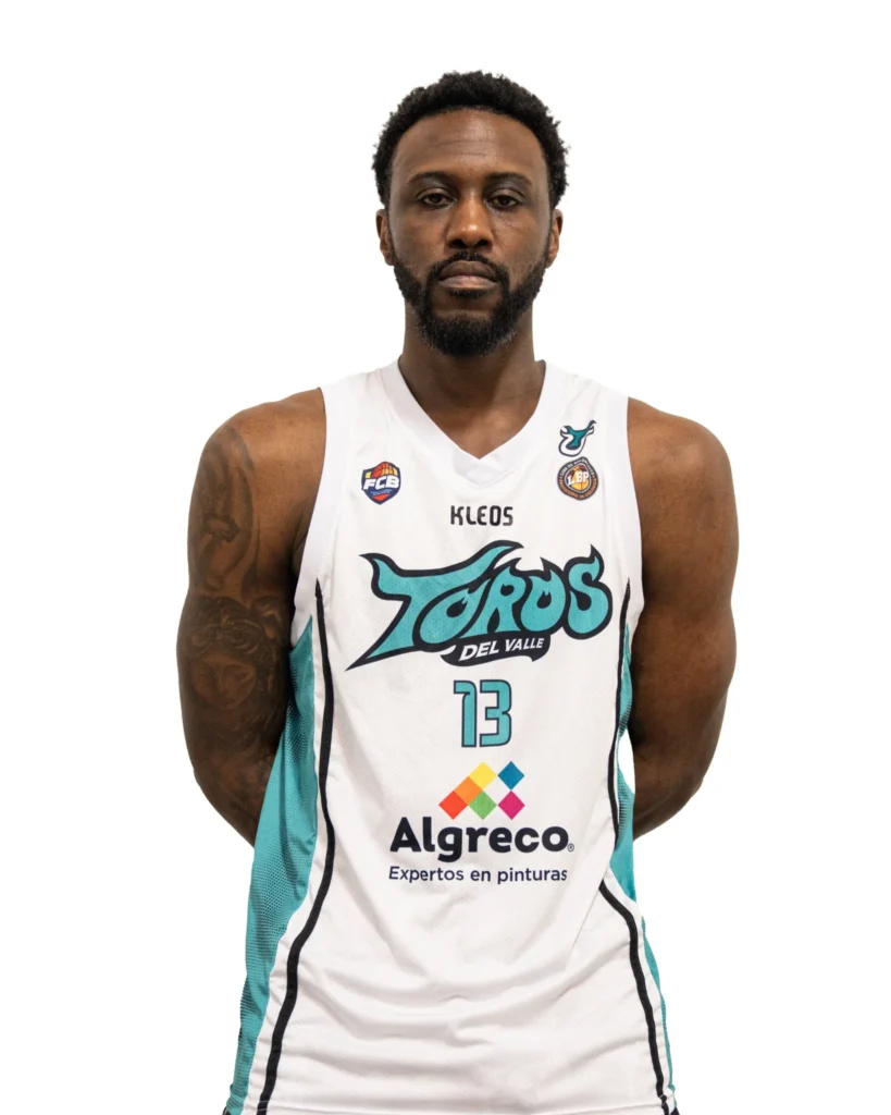 Carlton Guyton con uniforme blanco de Toros del Valle, foto oficial