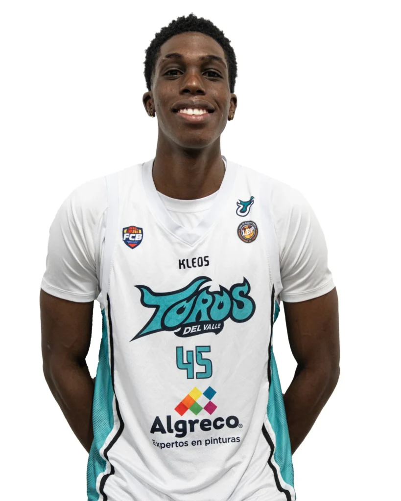Cristian Solís con uniforme blanco de Toros del Valle, retrato oficial de jugador