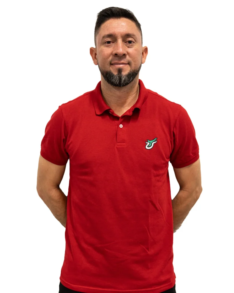 Fabián Machado con polo rojo de Toros del Valle, retrato oficial