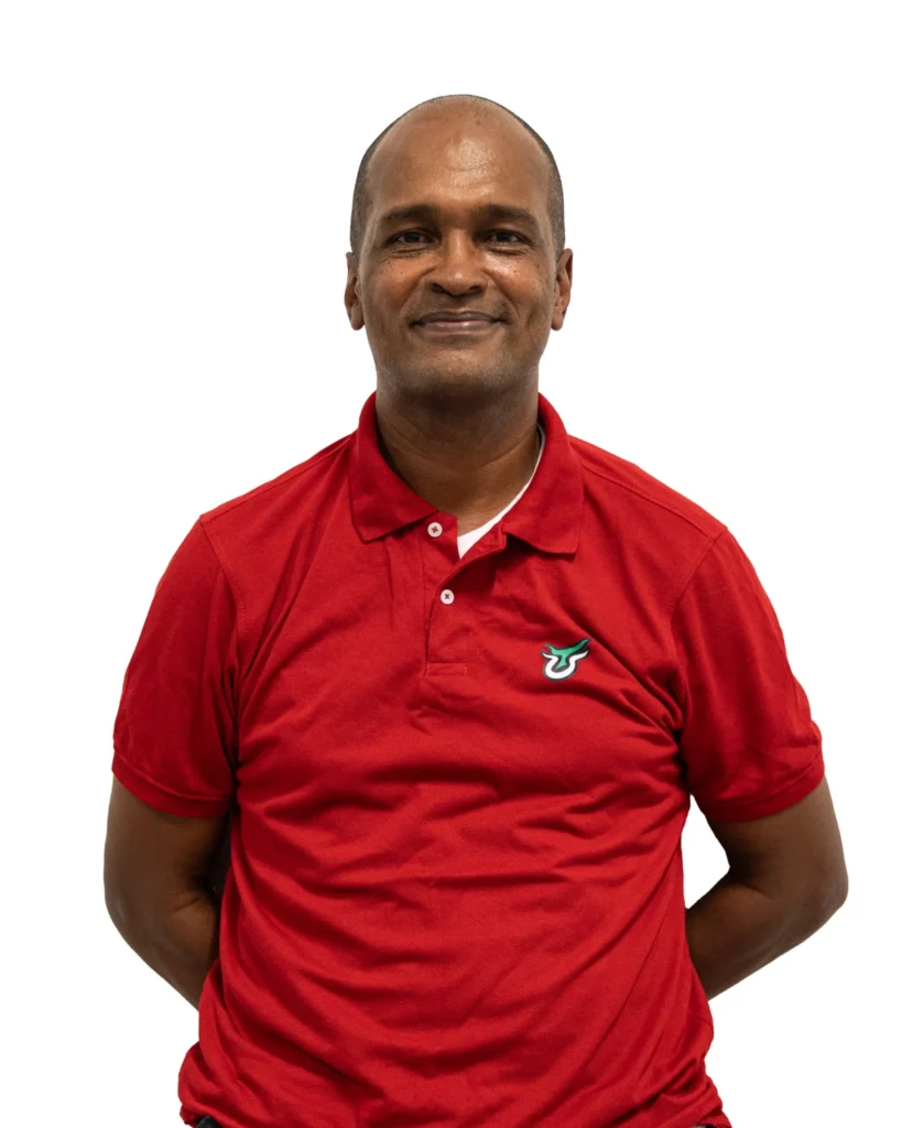 James Valdés con uniforme rojo de Toros del Valle, retrato oficial del staff técnico