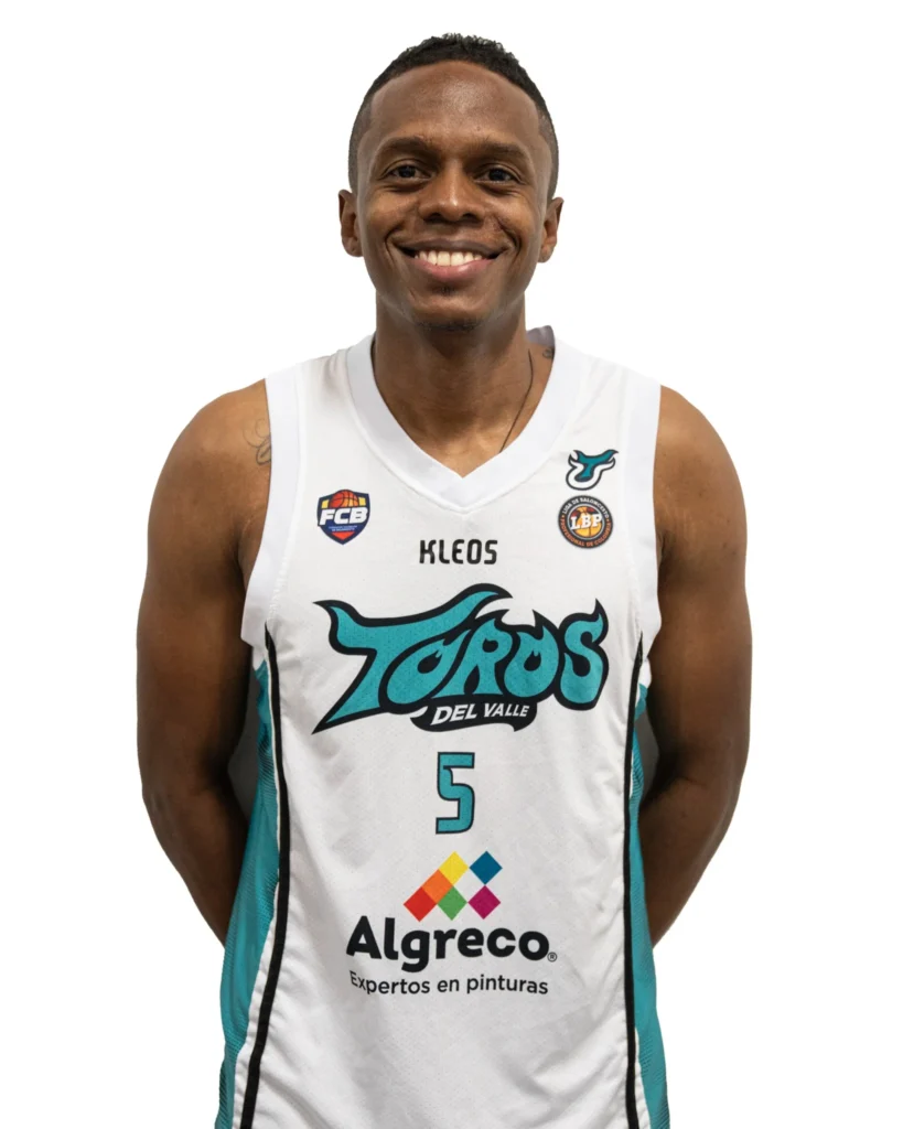 Leonardo Salazar con uniforme blanco de Toros del Valle, retrato de jugador