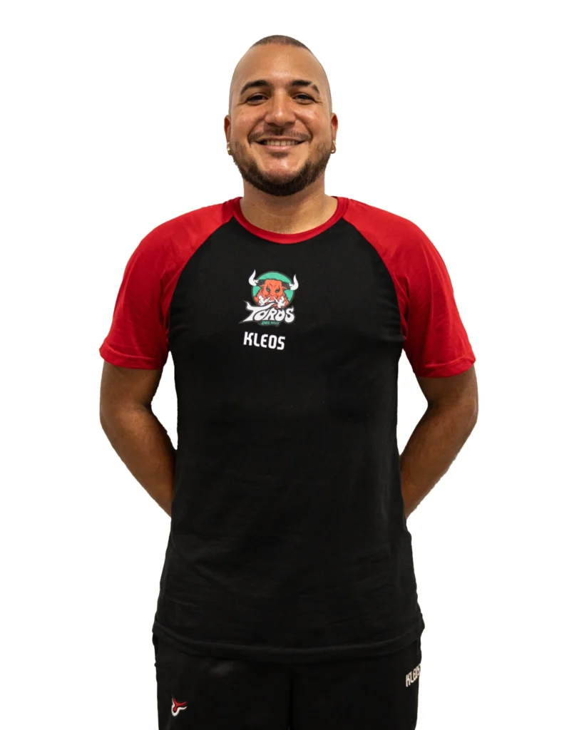 Nicolás Pérez con camiseta de entrenamiento negra y roja de Toros del Valle, retrato oficial