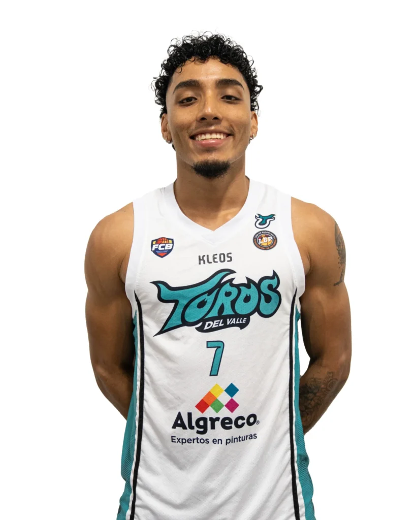 Samuel Mojica con uniforme blanco de Toros del Valle, fotografía de estudio