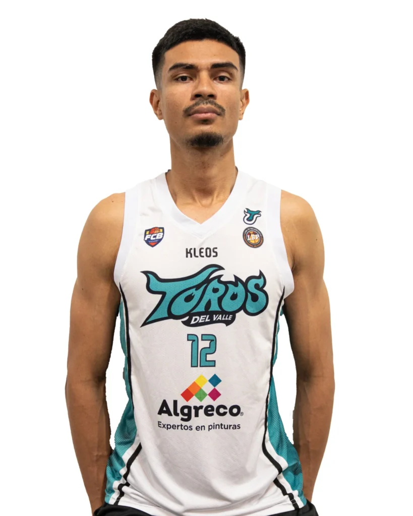 Yildon Mendoza con la camiseta blanca de Toros del Valle, foto oficial