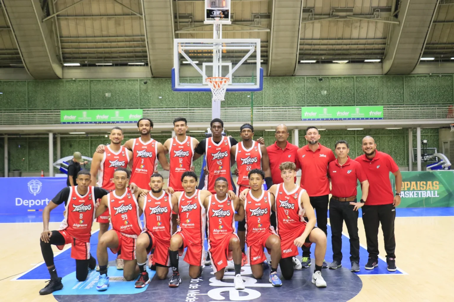 Equipo de Toros del Valle en el Coliseo Evangelista Mora — casa del baloncesto vallecaucano