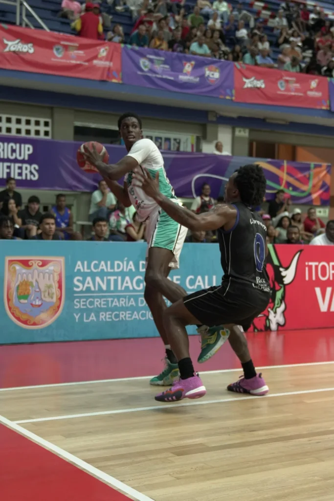 Cristian Solís protege el balón ante la defensa de Sabios antes de lanzar