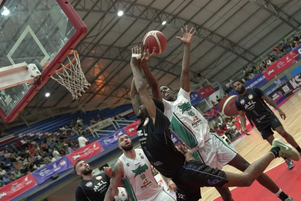 Toros desata la fiesta en casa: paliza 88-62 sobre Sabios 7 Cristian Solís bloquea un tiro rival con potencia