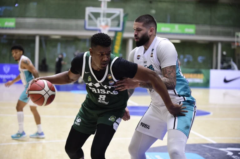 André Dikembe de Toros del Valle defiende a Cristian Arboleda de Paisas Basketball durante el partido en Medellín