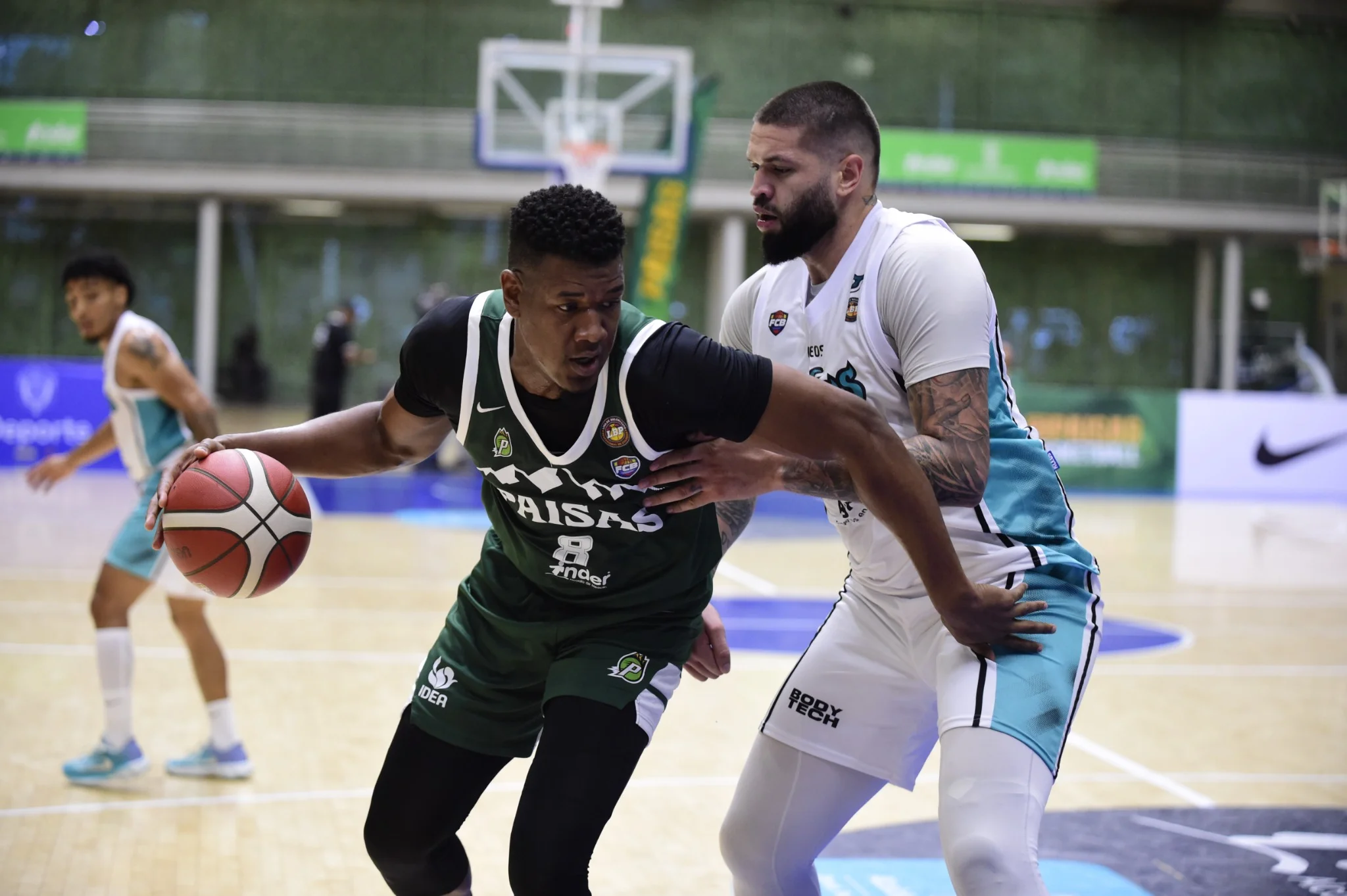 André Dikembe de Toros del Valle defiende a Cristian Arboleda de Paisas Basketball durante el partido en Medellín
