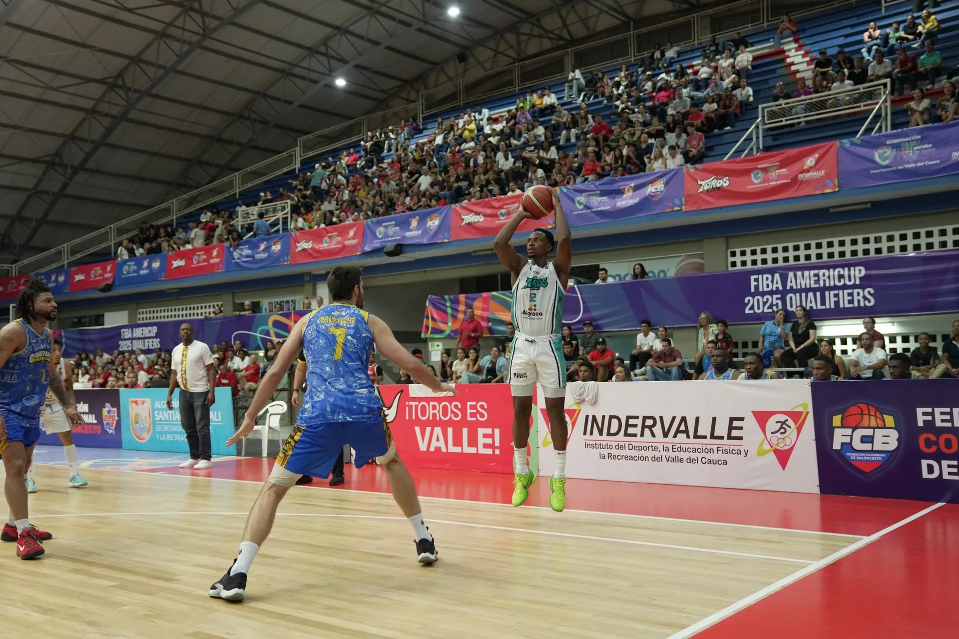 Yesid Mosquera lanzando un triple decisivo