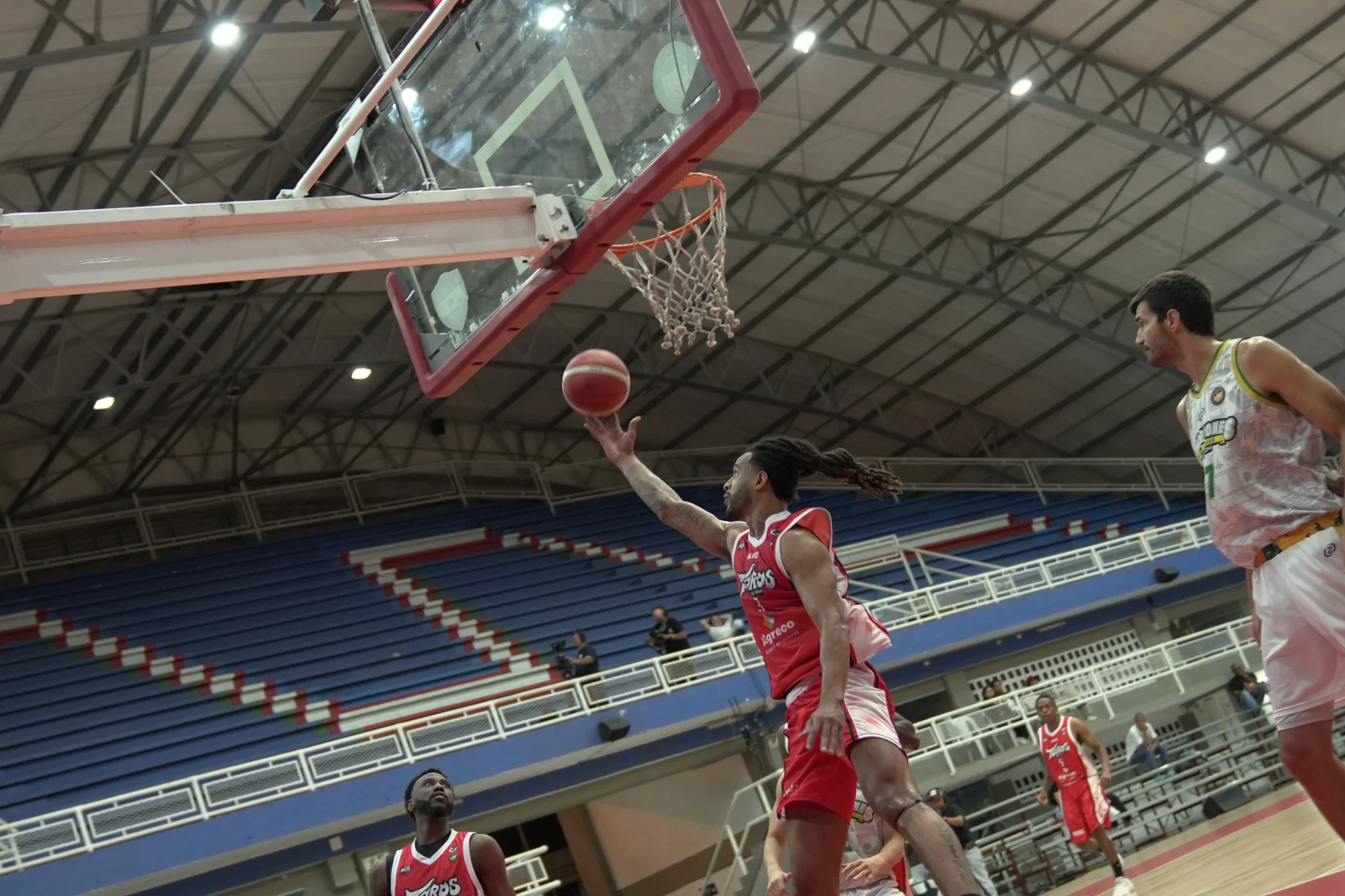 Eden Ewing de Toros del Valle anota una bandeja acrobática rumbo a su triple-doble en la Liga Profesional 2025