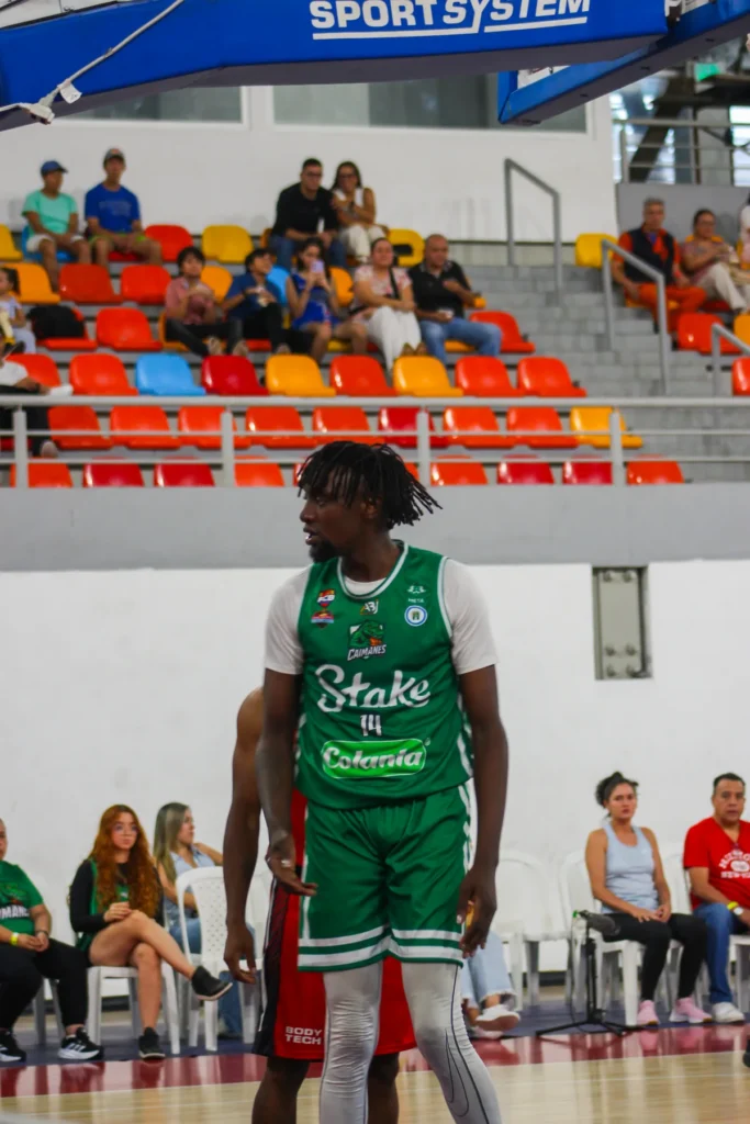 Acción de juego en el partido entre Toros del Valle y Caimanes del Llano