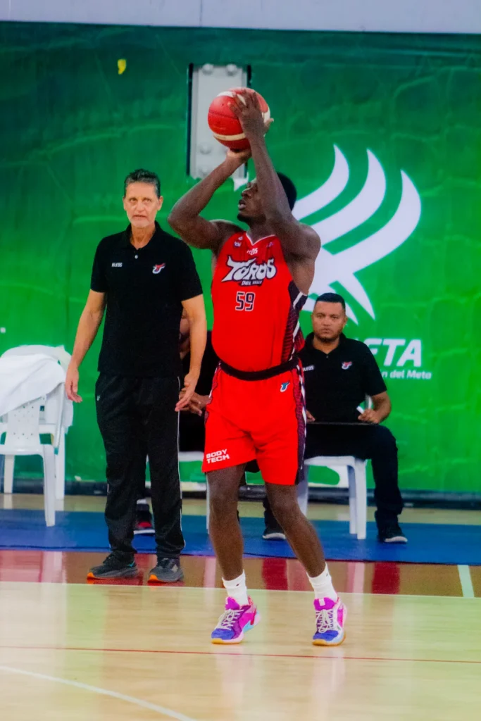Balón oficial del partido entre Toros del Valle y Caimanes del Llano, I Fase LBP 2026