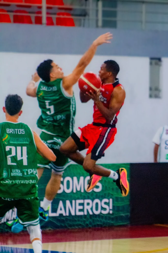 Jugadores de Toros del Valle y Caimanes del Llano disputan el balón en pintura