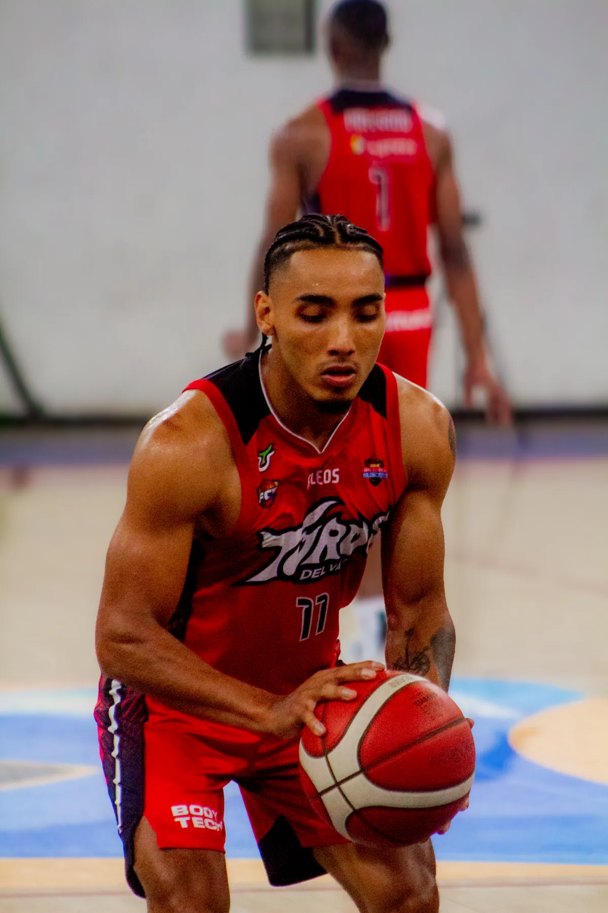 Samuel Mojica, jugador de Toros del Valle, con balón en mano frente a Caimanes del Llano