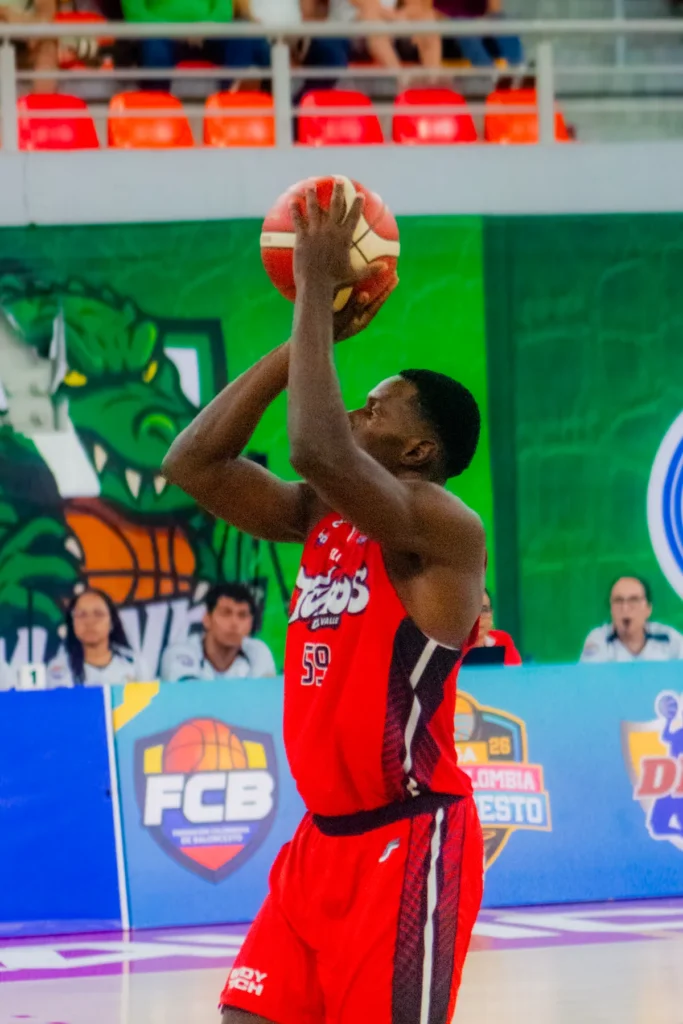 Sa Quan Singleton de Toros del Valle ejecuta lanzamiento ante defensor de Caimanes del Llano