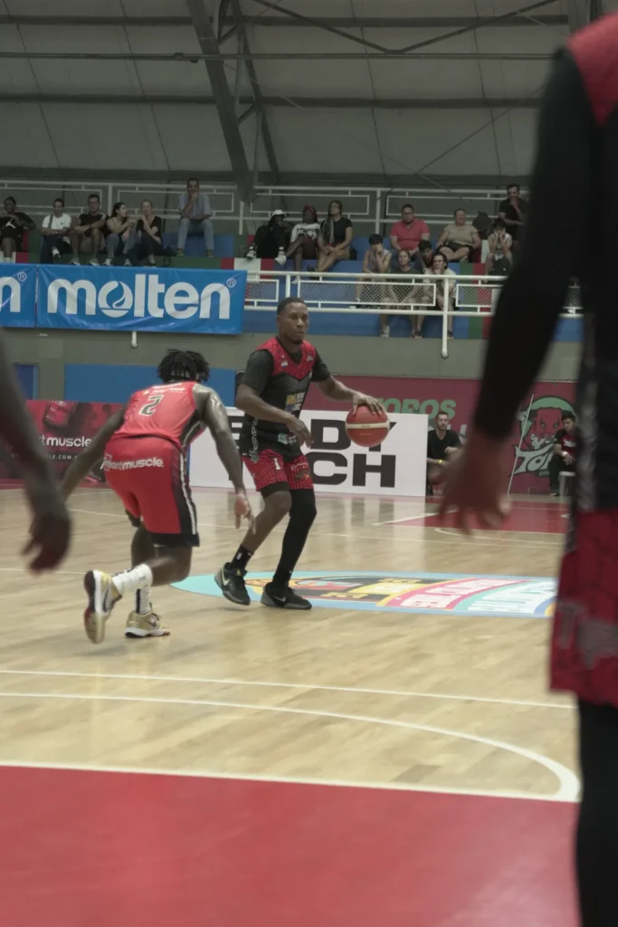 Varios jugadores de Toros del Valle aprietan el aro rival en ataque vs Motilones del Norte