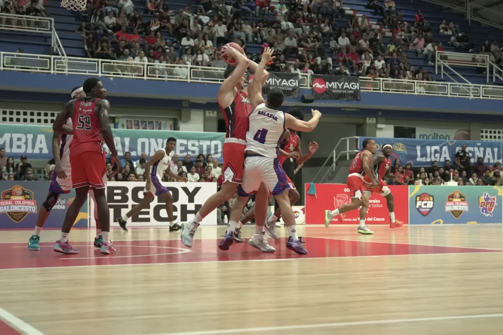 Jugada en la zona Bodytech — Toros del Valle vs Sabios de Manizales