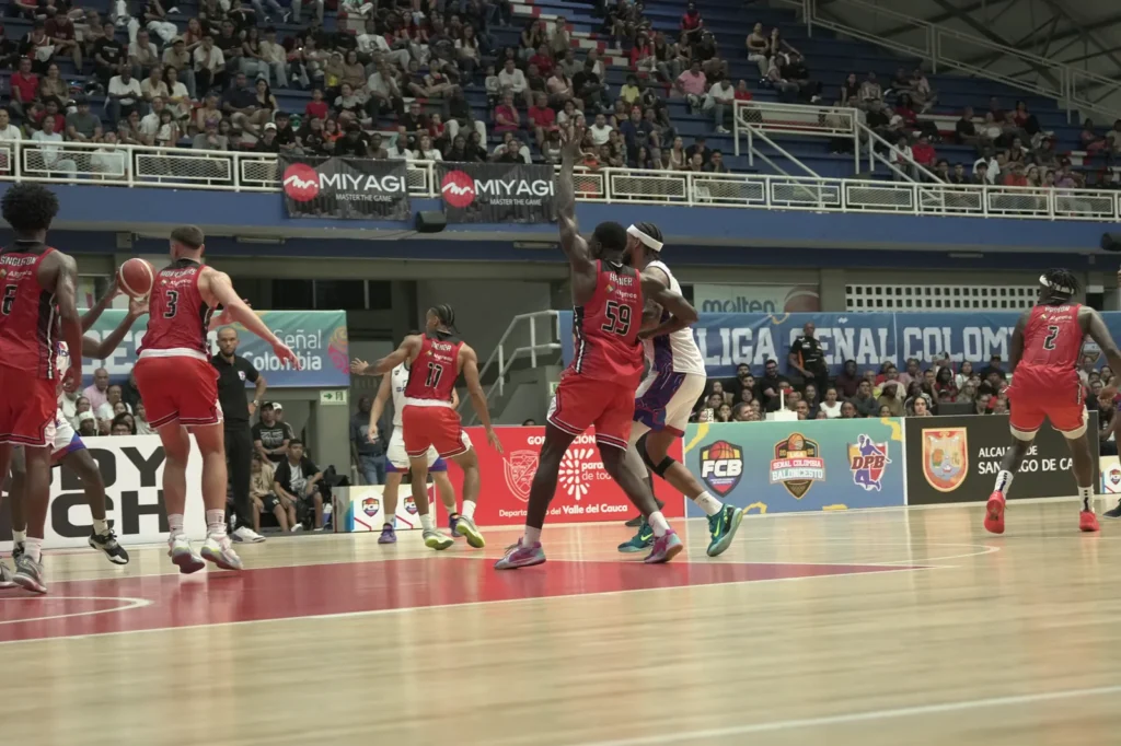 Acción ofensiva rojinegra — Toros del Valle vs Sabios de Manizales