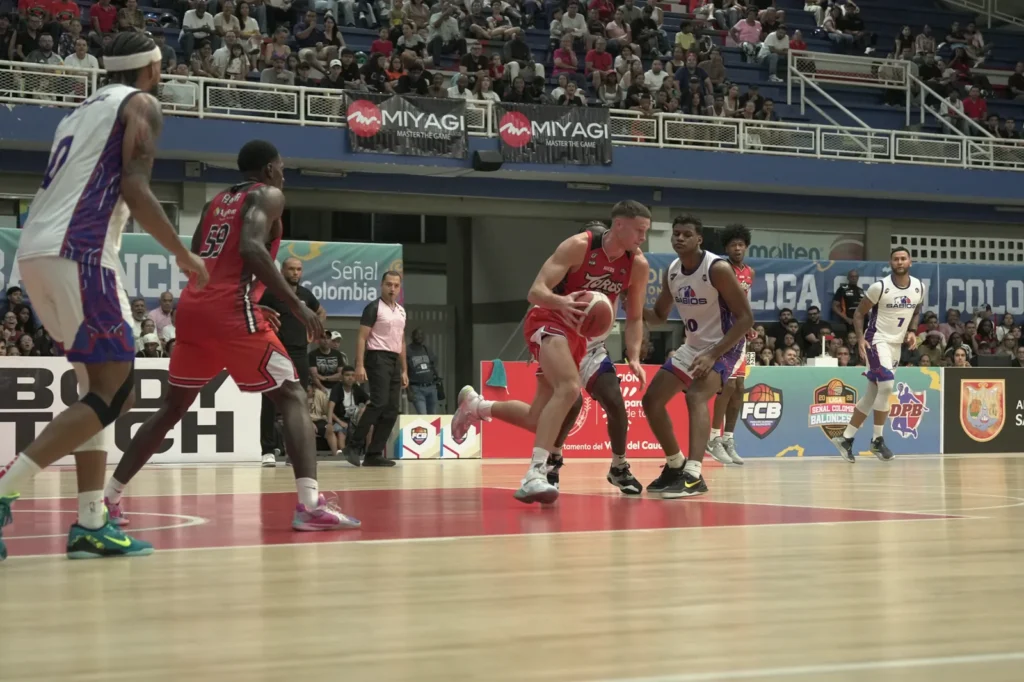 Jugada en el perímetro — Toros del Valle vs Sabios de Manizales