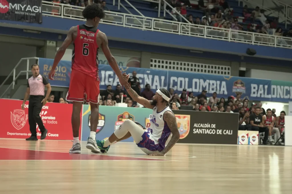 Drive de jugador rojiblanco — Toros del Valle vs Sabios de Manizales