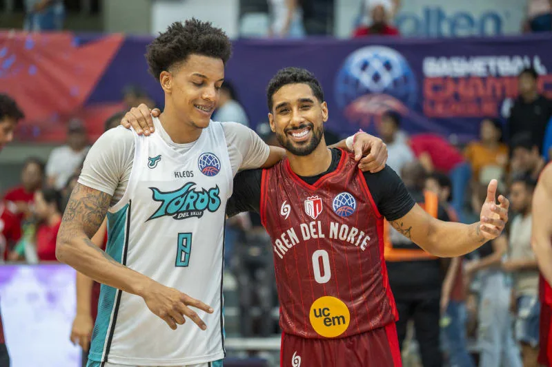 Basketball Champions League Americas 2025 — Luis Almanza (Toros del Valle) abrazado con Jezreel De Jesús (Real Estelí)