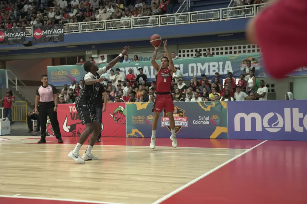 Defensa de jugadores de Toros del Valle sobre Piratas de Bogotá en semifinal de Liga Señal Colombia