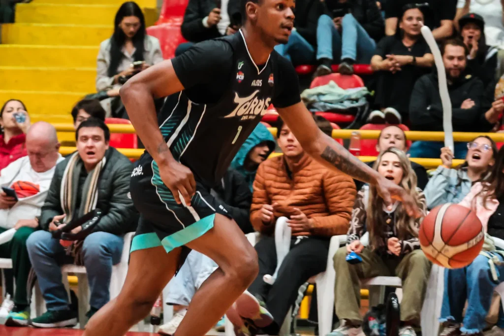 GOLPE EN BOGOTÁ: TOROS DEL VALLE SOMETE A PIRATAS 91-86 CON DOBLE-DOBLE BESTIAL DE MONTGOMERY