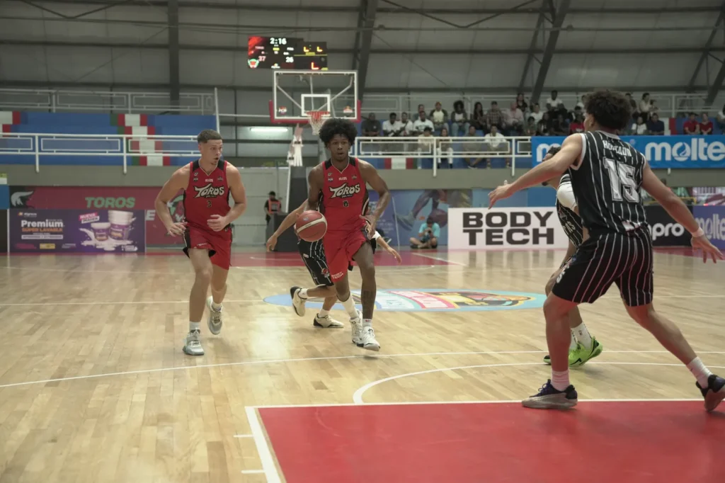 Penetración de jugador de Toros del Valle a la pintura ante Piratas de Bogotá en semifinal