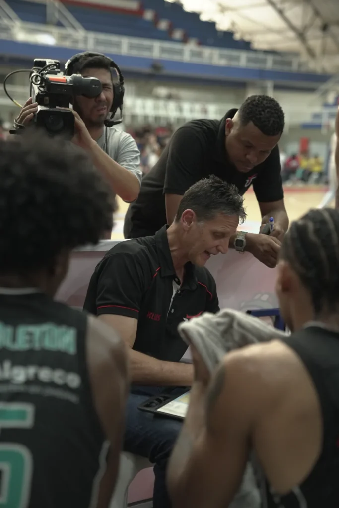 El entrenador Bernardo Fitz-González da instrucciones a Toros del Valle en un tiempo muerto