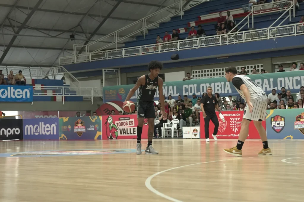 Saquan Singleton dribla con autoridad ante la defensa de Piratas en el Evangelista Mora